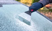 روش‌های پاک کردن شیشه یخ زده خودرو