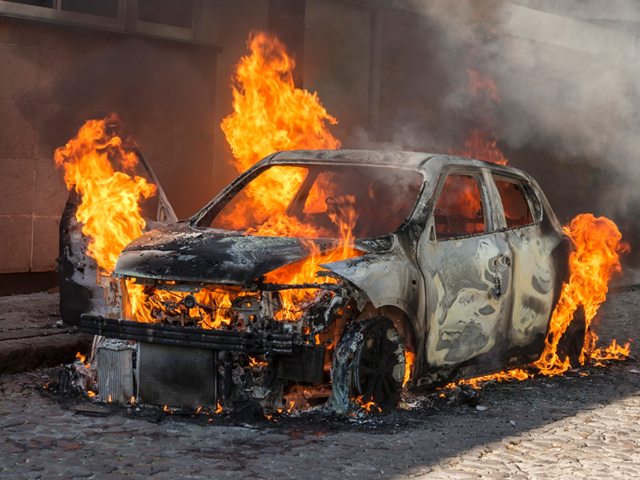 بررسی آتش سوزی در خودرو
