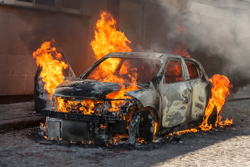 بررسی آتش سوزی در خودرو