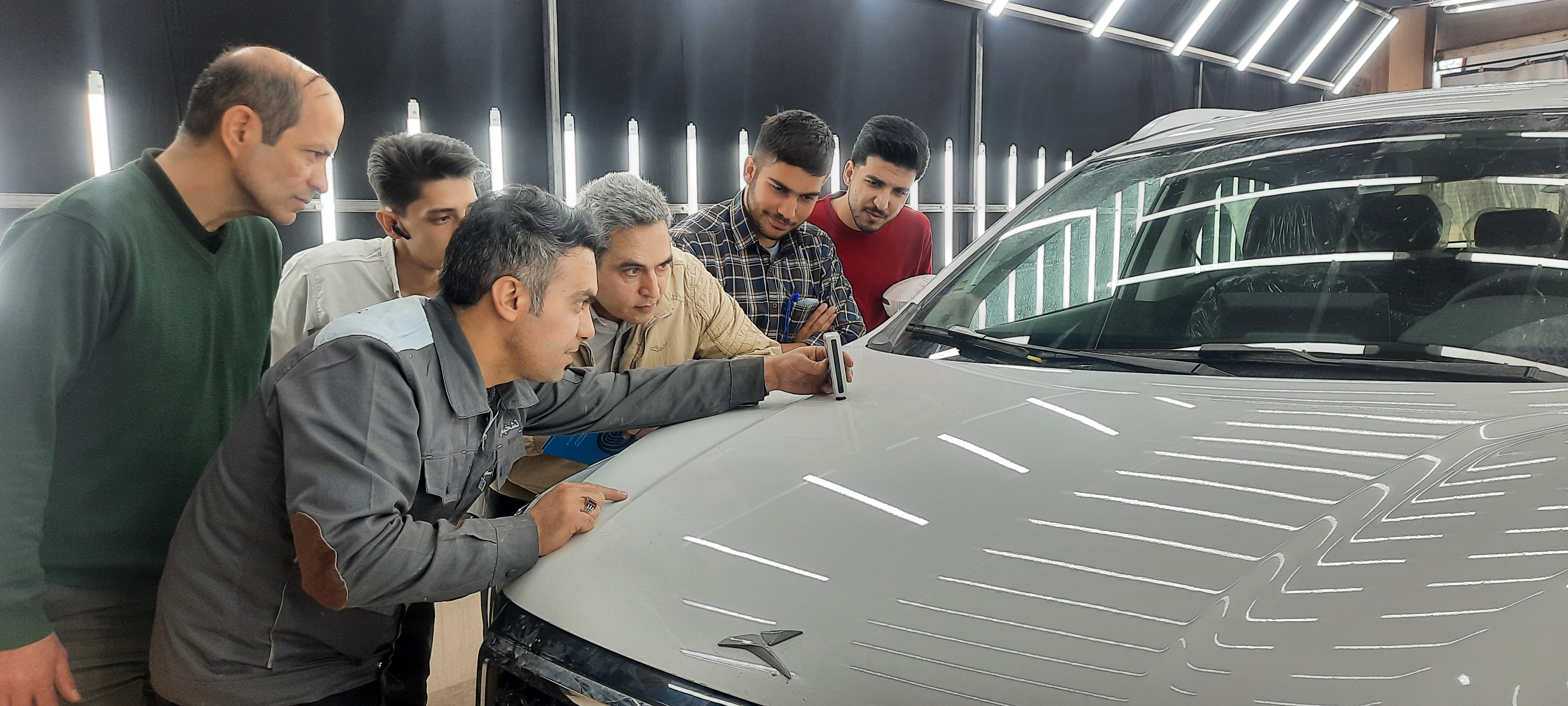 چطور مدرک فنی حرفه ای تشخیص رنگ خودرو بگیریم؟